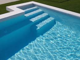 Comment se réalise la base d’une piscine en mosaïque ?