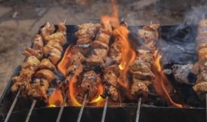 Barbecue : comment bien choisir son combustible ?